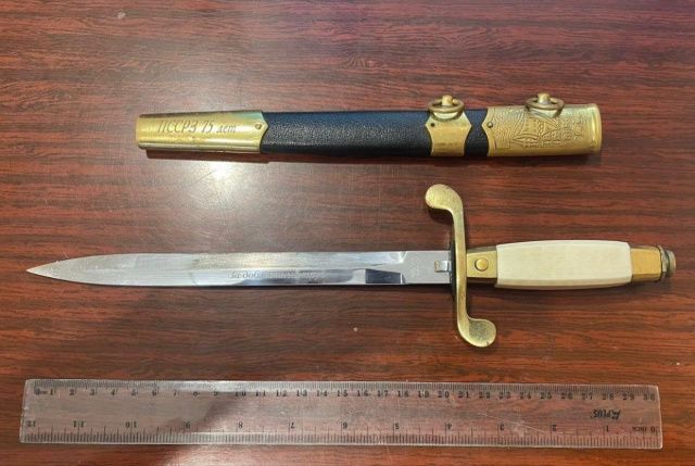 19-летний парень совершил кражу икон, медалей, монет и украшений из дома 70-летнего пенсионера