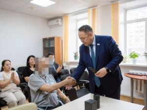 Альберт Семенов посетил в больнице раненого участника СВО