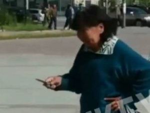 На площади Орджоникидзе задержали женщину с ножом