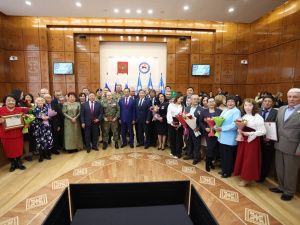 Айсен Николаев вручил 35 якутянам государственные награды