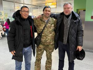 В аэропорту Якутска встретили бойца, приехавшего в отпуск