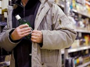 В Оймяконском районе мужчина украл в магазине 11 бутылок спиртного