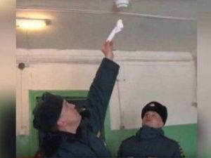 В жилых домах Мирного устанавливают пожарные извещатели нового образца