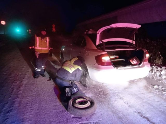 В Якутии на ледовой переправе две девушки оказались в трудной ситуации на дороге