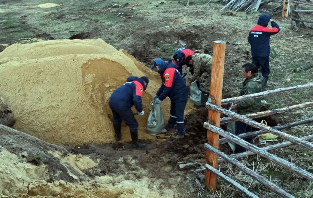 Спасатели отсыпают дамбу в Намском районе