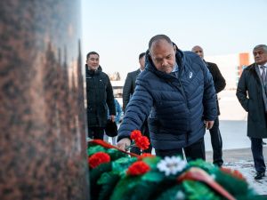 Айсен Николаев, Ненад Лалович и Михаил Мамиашвили возложили цветы к памятнику легендарному якутскому борцу Р.М. Дмитриеву