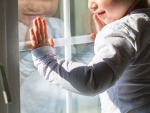 В Якутске ребенок упал из окна второго этажа