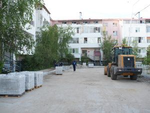 Евгений Григорьев проверил ход работ по благоустройству дворовых территорий в Якутске