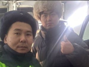 В Якутии машина с туристами заглохла в дороге: Паре из Китая помогли инспекторы ДПС