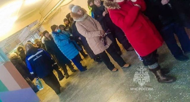 В очереди за питьевой водой: Продолжаются работы по восстановлению холодного водоснабжения в поселке Светлый