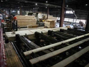 Айсен Николаев проверил работу модернизированной линии лесопромышленного комплекса «Алмас»