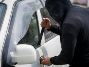 В Якутии мужчина обворовал припаркованный автомобиль