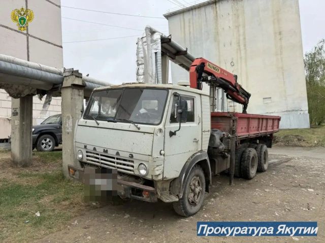В Якутске мужчина поднял груз на неисправном кране и придавил заказчика: Пострадавший получил тяжкий вред здоровью