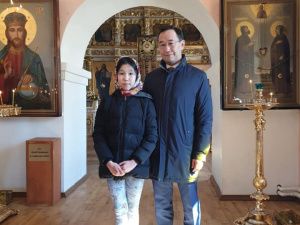 Фотофакт: Глава Якутии с дочкой освятили куличи в Преображенском соборе