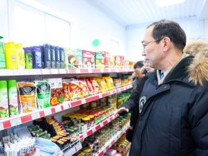 Айсен Николаев осмотрел ассортимент в торгово-логистическом центре жиганска