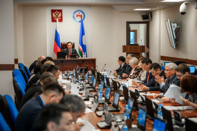 Айсен Николаев провел совещание по подготовке к паводку