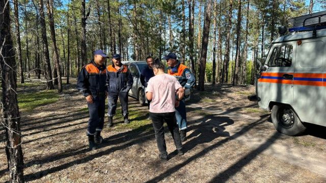 Спасатели нашли заблудившуюся в лесу рядом с Маганским трактом женщину