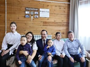 Глава Якутии навестил пострадавшую от паводка многодетную семью из Намского района