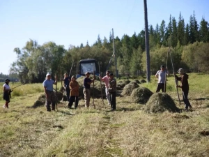 Айсен Николаев встретился с сенокосчиками в Сунтарском улусе