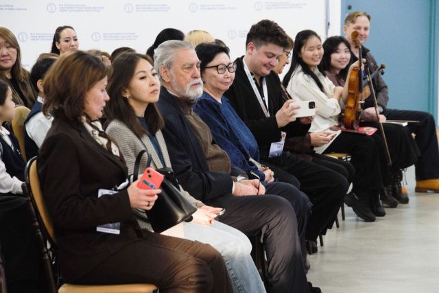 Скрипач Петр Лундстрем провел мастер-класс в ВШМ 