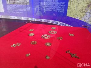 Древний кафтан, предположительно принадлежавший удаганке, представили на выставке в Якутске