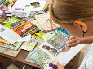 Волонтеры АЭБ подарили сертификаты первоклассникам в книжный магазин