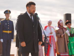 Праздник: В Якутске возложили цветы к памятнику основателю города Петру Бекетову