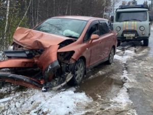 В Ленском районе спасатели вызволили людей из заблокированной после ДТП машины