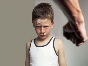 В Якутии многодетный отец «воспитывает» детей поленом, музыкальным инструментом и кулаками