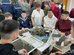 Школьники и студенты Якутска изготовили маскировочные сети и обереги для казаков — участников СВО