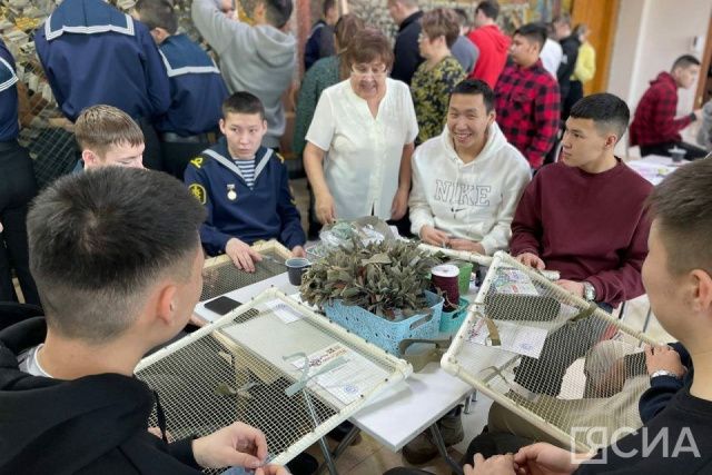 Школьники и студенты Якутска изготовили маскировочные сети и обереги для казаков — участников СВО