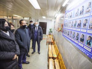 В общеобразовательной школе Айхала установлена памятная доска основателю посёлка