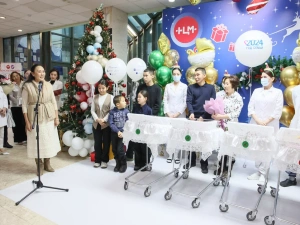 В Якутске состоялась торжественная выписка двух тройняшек 