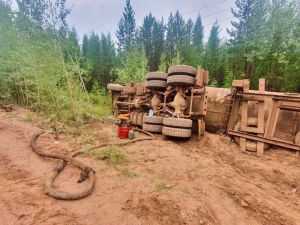 Большегруз с топливом опрокинулся на автодороге «Вилюй» в Якутии