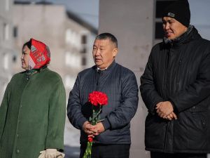 В Якутске возложили цветы в честь Дня учителя