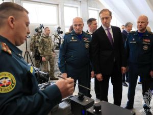 Глава МЧС России Александр Куренков и представители Правительства РФ осмотрели образцы техники и оснащения МЧС России