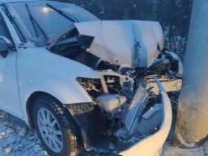 В Якутске нетрезвая 32-летняя женщина без прав врезалась в фонарный столб