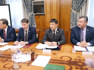 Айсен Николаев поблагодарил руководство и коллективы Фонда будущих поколений Якутии и Национального фонда «Баргарыы» за работу в 2023 году