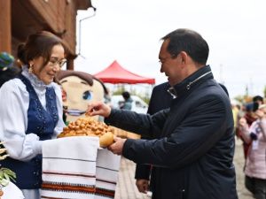 Айсен Николаев возложил цветы к памятнику основателю Якутска