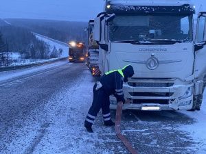 В Якутии сотрудники ГИБДД помогли застрявшему на трассе в 40-градусный мороз дальнобойщику из Ростовской области