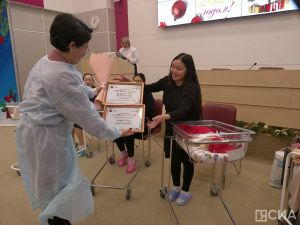 В Якутске прошла торжественная выписка детей, родившихся 1 января 2024 года