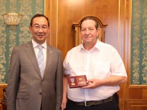 Айсен Николаев наградил Илью Михальчука Знаком отличия «Гражданская доблесть»