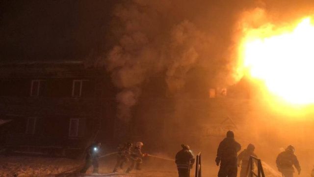 В Чурапче произошел пожар в жилом доме. Пострадали девять человек