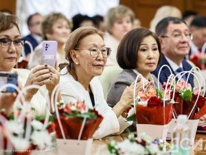 Лучшим 36 педагогам-наставникам Якутии вручили премии главы республики в 100 тысяч рублей