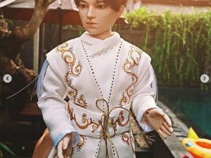 На первом концерте в Москве Димашу Кудайбергенову вручили куклу якутской мастерицы