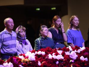 Якутяне нескончаемым потоком идут проститься с Михаилом Николаевым