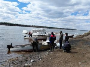 В Алданском районе ищут утонувшего после опрокидывания лодки