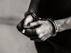 В Якутске гость украл у спящего собутыльника тепловизор стоимостью 175 тысяч рублей и сдал в ломбард