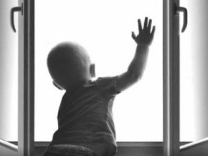 В Якутии трое детей выпали из окон за последние дни