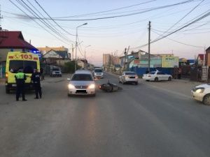 В Якутске пьяный мопедист врезался в автомобиль